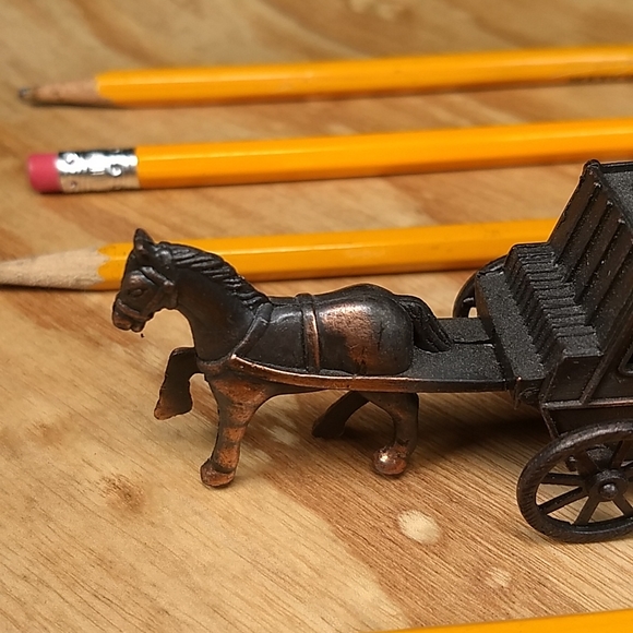 Collectable Metal Die Cast Horse & Stagecoach pencil sharpener - Picture 4 of 13